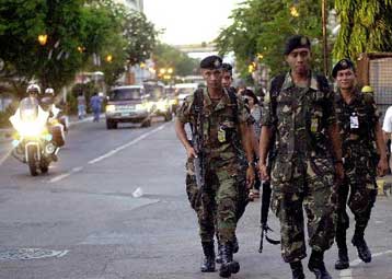 Διαδηλώσεις στη Μανίλα υπέρ του Εστράντα – Εφ όπλου λόγχη ο στρατός