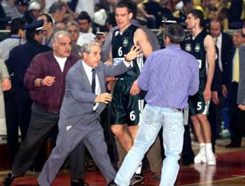 Προπηλακίστηκαν φωτορεπόρτερ μετά τη λήξη του τελικού