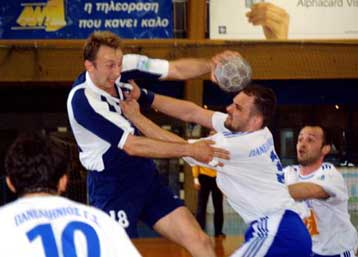 Πέρασε στους «4» ο Δούκας στο χάντμπολ – Μισή ανατροπή ο Πανελλήνιος