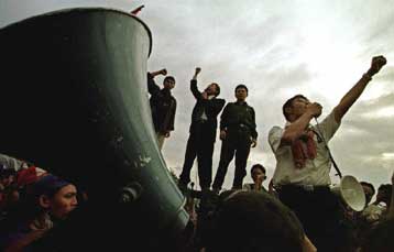 Χιλιάδες υποστηρικτές του Ινδονήσιου προέδρου διαδήλωσαν στην Τζακάρτα