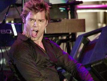 O Ρίκι Μάρτιν τραγουδά στο διαγωνισμό «Μις Υφήλιος» στο Πουέρτο Ρίκο