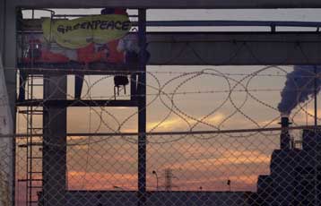 Έληξε η κατάληψη της Greenpeace σε εργοστάσιο λιπασμάτων στη Θεσσαλονίκη