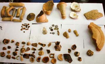 Αντικείμενα ηλικίας 3.000 ετών στα χέρια τριών ανδρών στη Βόνιτσα