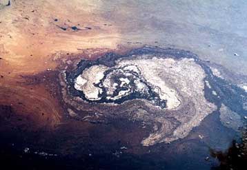 Εντοπίστηκε πετρελαιοκηλίδα στον κόλπο της Ελευσίνας