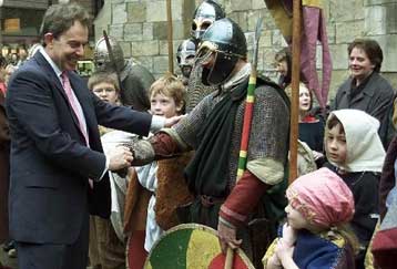 Στο στόχαστρο της αντιπολίτευσης η διαφημιστική εκστρατεία της βρετανικής κυβέρνησης