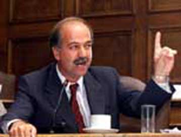 Υπό την «ομηρία» της ΕΠΟ το ελληνικό ποδόσφαιρο, σύμφωνα με τον Γ.Φλωρίδη