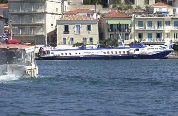 Ιπτάμενο δελφίνι ακινητοποιήθηκε με 33 επιβάτες