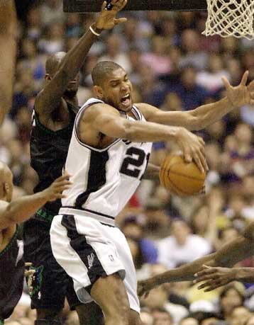 Σαν Αντόνιο και Σάρλοτ έκαναν δύο τις νίκες τους στα πλέι οφ