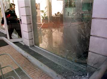 Αυτοσχέδιος εκρηκτικός μηχανισμός προκάλεσε υλικές ζημιές σε κατάστημα