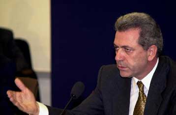 Για «παραπλανητικά προσχήματα» κατηγορεί το ΥΠΕΧΩΔΕ ο Αβραμόπουλος