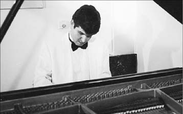 Έργα Σούμαν και Μπραμς ερμηνεύει ο κορυφαίος Έλληνας πιανίστας στο νέο του άλμπουμ