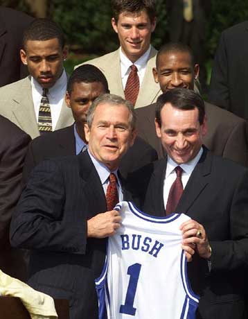 Ο Μπους δέχτηκε τους αθλητές του Ντιουκ και του Νοτρ Νταμ