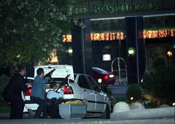 Απελευθερώθηκαν οι όμηροι και παραδόθηκαν οι Τσετσένοι ένοπλοι