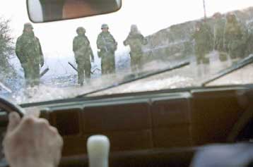 Συγκρούσεις Σέρβων και KFOR σε αποκλεισμένο δρόμο της Μιτρόβιτσα