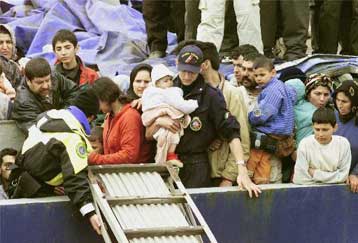 Πλοίο με 900 λαθρομετανάστες ρυμουλκήθηκε σε λιμάνι της νότιας Ιταλίας