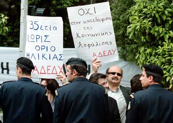 Συμβιβαστικές λύσεις από την κυβέρνηση για εκτόνωση της έντασης