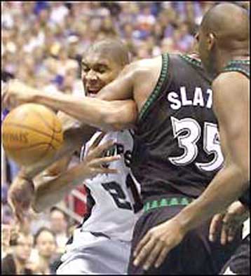 Μόνο στη Δύση νίκησαν οι γηπεδούχοι στο «τζάμπολ» των πλέι οφ του ΝΒΑ