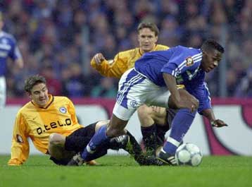 Η Σάλκε, αν και έχανε, νίκησε 3-1 τη Χέρτα και ανέβηκε ξανά στο ρετιρέ