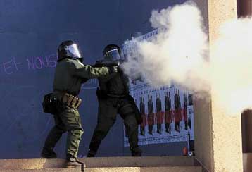 Νέες συγκρούσεις διαδηλωτών με την αστυνομία του Κεμπέκ