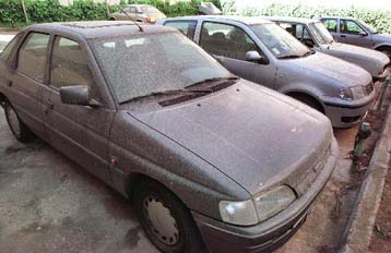 Η λασποβροχή «σκέπασε» πάλι αυτοκίνητα και αυλές