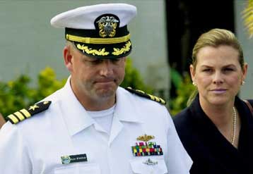 Δεν προσάγεται στο Nαυτοδικείο ο κυβερνήτης του υποβρυχίου USS Greeneville