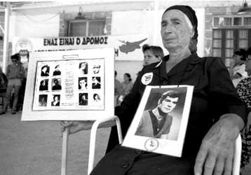 Η Λευκωσία θυμάται τη Χούντα και την τουρκική εισβολή