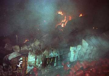 Ολοσχερώς καταστράφηκε το εργοστάσιο πλαστικών