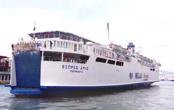 Δεμένα τα πλοία στα λιμάνια του Πειραιά και της Ραφήνας