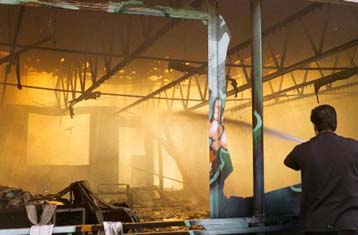 Μάχη με τις φλόγες δίνουν οι πυροσβέστες σε εργοστάσιο πλαστικών