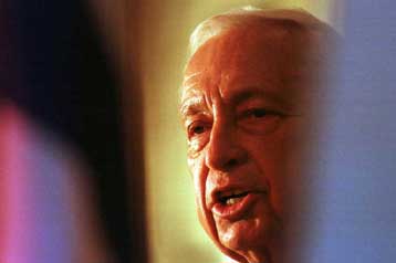 «Όχι» από Σαρόν σε πρόταση του Αραφάτ να αποκηρύξουν αμφότεροι τη βία