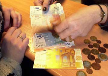 Επιβράδυνση του ρυθμού ανάπτυξης βλέπει για το 2001 το ΔΝΤ