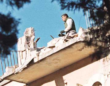 Σε έκρηξη αερίου αποδίδεται η ανατίναξη στο αρχηγείο της Δύναμης 17