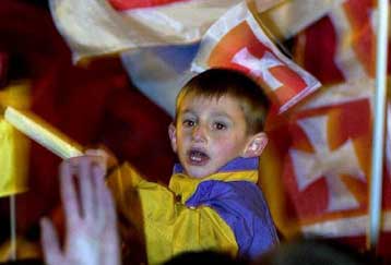 Με «κορόνες» κατά Κοστούνιτσα έκλεισε την προεκλογική εκστρατεία ο Τζουγκάνοβιτς