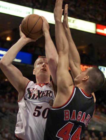 Το Σικάγο νίκησε στη Φιλαδέλφεια, το Ντένβερ το Σακραμέντο και οι Σπερς συνετρίβησαν