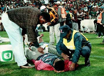 Η Παγκόσμια Ομοσπονδία Ποδοσφαίρου εξετάζει την επιβολή κυρώσεων για την ασφάλεια