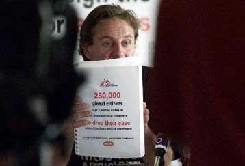 Ενδείξεις διαλλακτικότητας από τις φαρμακοβιομηχανίες στη διαμάχη τους με τη Ν.Αφρική