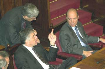 Προσδιορίζονται οι κυβερνητικές θέσεις στη συνάντηση Σημίτη – Παπαντωνίου – Γιαννίτση