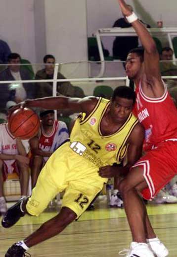 Το Μαρούσι προηγείται της Σαλόν με 38-33 στο ημίχρονο του τελικού του Σαπόρτα