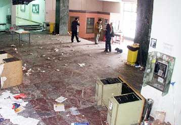 Αγνωστοι χτύπησαν με μολότοφ τη Σχολή Καλών Τεχνών του ΑΠΘ