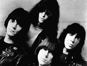 Πέθανε ο θρύλος της πανκ Τζόι Ραμόν