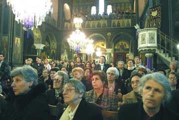 Εορτάζουν οι πιστοί – Βελτιώνεται από το μεσημέρι ο καιρός, σύμφωνα με την ΕΜΥ