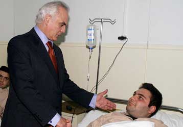 Ευχές δέχτηκαν από τον ΥΠΕΘΑ οι νοσηλευόμενοι στο στρατιωτικό νοσοκομείο