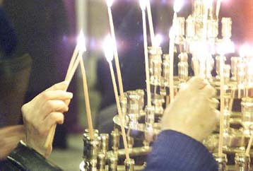 Οι πιστοί ετοιμάζονται να γιορτάσουν την κορυφαία στιγμή της Χριστιανοσύνης