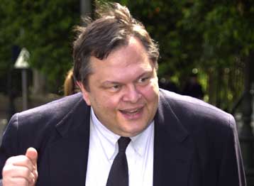 Επίθεση σε όσους θέλουν την αρχηγία του κόμματος εξαπολύει ο υπουργός Πολιτισμού