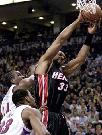 Αστοχο σουτ Στογιάκοβιτς έδωσε τη νίκη στους Μάβερικς – 49άρι τράβηξε ο ΜακΓκρέιντι