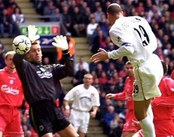 Η Λιντς νίκησε με 2-1 μέσα στο Anfield τη Λίβερπουλ