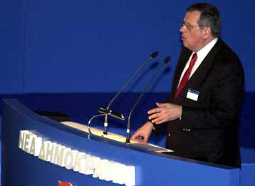 Δεν επιστρέφω στο κόμμα, δεν αποκλείω συνεργασία με κανέναν, δηλώνει ο Στ.Μάνος