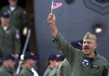 Υποδοχή ηρώων για τους αξιωματικούς του κατασκοπευτικού αεροσκάφους