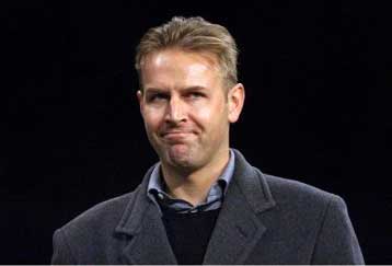 Δεν επενδύει αν παραμείνει μόνη στην ΑΕΚ