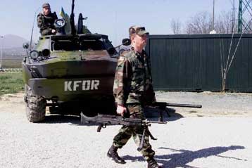 Σκληρό μήνυμα της ΚFOR προς τους εξτρεμιστές στη σερβική επαρχία